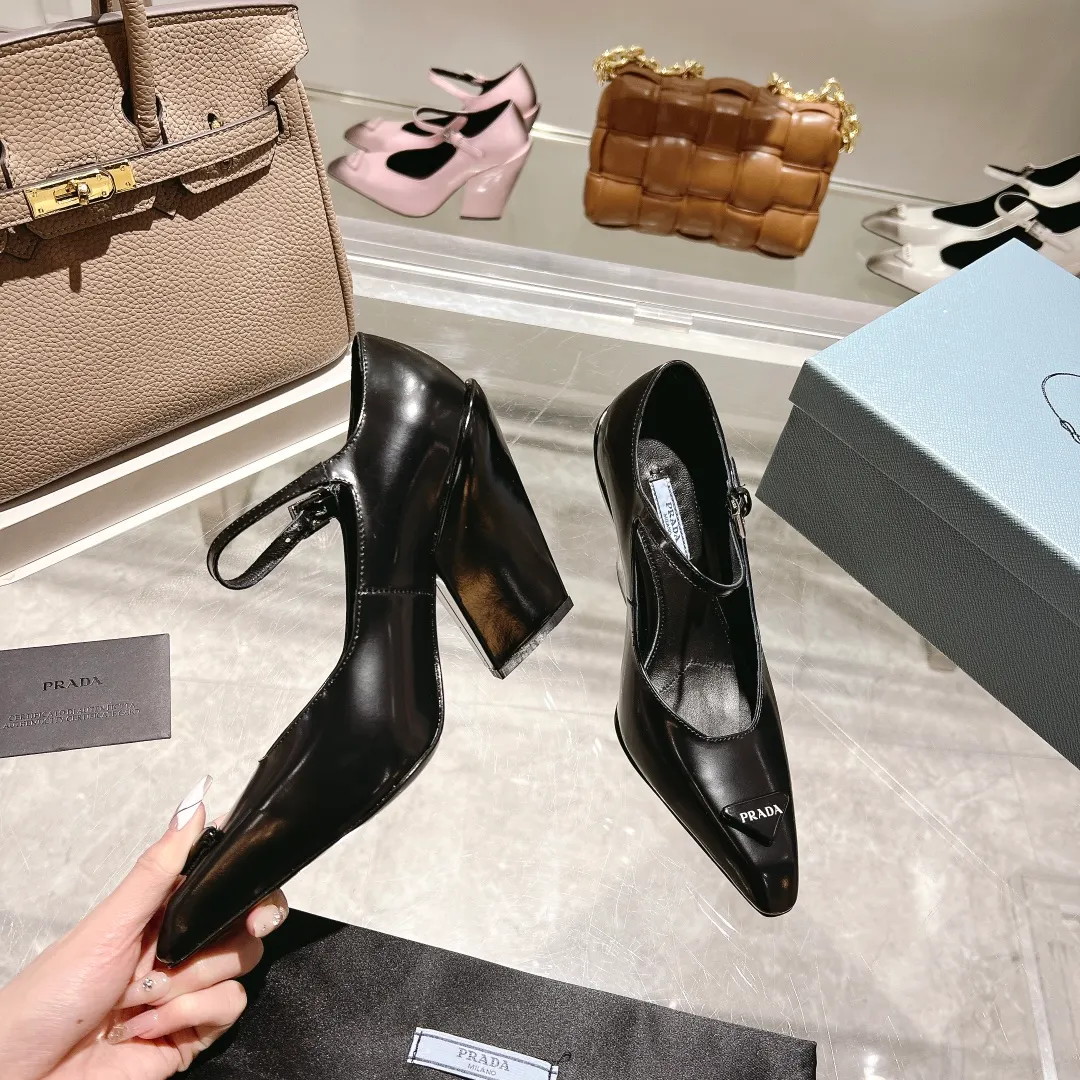 👟👟Ex-factory price 600👟👟 🏧🏧 PRADA ²⁰²²𝐬𝐬Prada’s new product, prada22/23ss “T-stage show style”, the most popular large block heels and wedge-heeled shoes in the ordering conference, (original top-grade open-edge beaded cowhide leather, 3D electronic spray painting color effect. 2 styles are grandly launched.) ——————————————————❣️ The 2022S/23S PRADA autumn and winter new styles are so good-looking. Internet celebrities from all over the world have planted popular models, awakening the imagination of skirt trains, corset ribs and corset curves, streamlined to the extreme ~ super hot series of hot products, iconic logo small leather bag with buckle.  Prada spring 2022's latest electronic inkjet technology, coupled with a small square toe, allows the autumn and winter models to evolve the same look, showing two different styles through different makeup, hair and body shapes with 8.5cm thick heels. Autumn singles and boots are equally charming, and the styles presented are also wonderful!  This season's Prada styles are simpler in design than before. They don't deliberately pursue a trendy or sporty feel. The overall look is natural, and the colors are not too bright. They are so beautiful when paired with a large pointed wedge heel. 😋The original shoes are developed and purchased from Italian counters, and are reproduced 1:1 according to the original taste. The sloped block heel and concave and convex shape are the same as the original. 💛❤️ ⚛ Mixed sheepskin lining is breathable and comfortable, genuine leather outsole ⚛Ready for sale Size: 35-39 (40 customized) ⚛Multiple colors, all official colors can be produced.